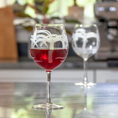 Vista 3 de Rolf Glass Copa de vino con globo de palmera, copas de vino tinto de 18 onzas, sin plomo, cristal grabado con rueda de diamante, diseño de palmera