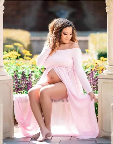 Vista 2 de Yuanlar Vestido de maternidad de manga larga con hombros descubiertos, vestido de gasa con abertura frontal para sesión de fotos