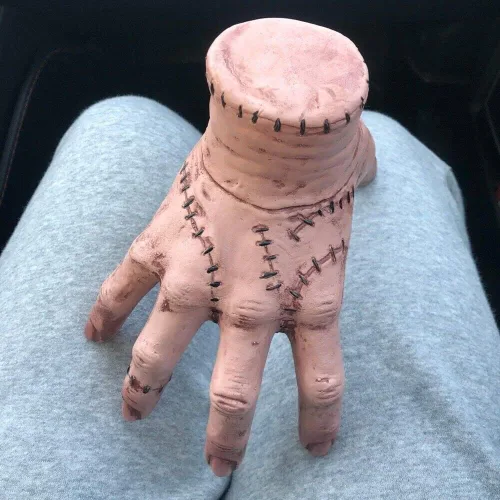 Vista 7 de Addams Thing Hand, Addams Family - Juguete móvil para disfraz de Halloween, cosplay, accesorio y regalo para fanáticos, adultos y niños