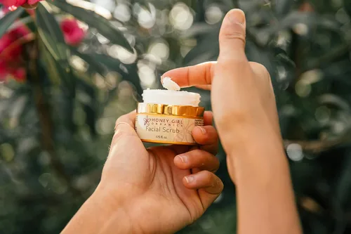 Vista 4 de Honey Girl Organics Exfoliante facial, hidratante y exfoliante, combate el acné, las líneas finas y las arrugas, exfoliante facial 100% natural