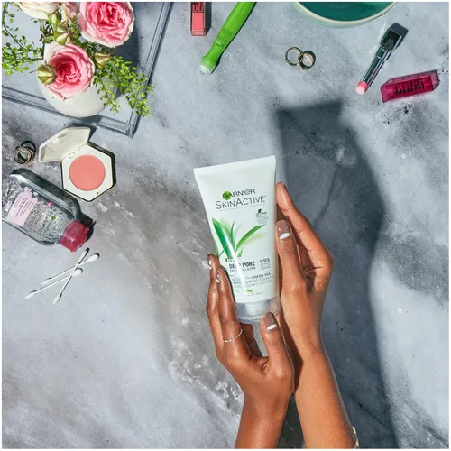 Vista 6 de Exfoliante facial, Garnier Skinactive, con té verde, para piel grasa, 5 fl. oz.