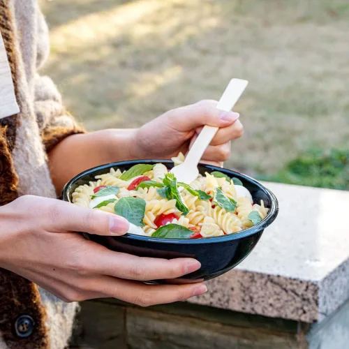 Vista 5 de Restaurantware Ensaladeras de plástico de 21 onzas, 200 cuencos de plástico desechables reciclables, grandes tazones de plástico negro para llevar
