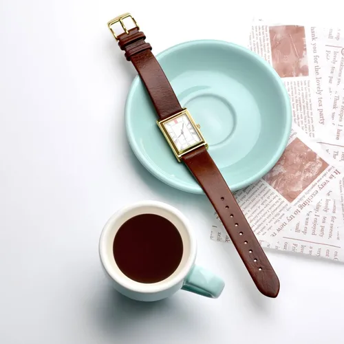 Vista 2 de WOCCI Correa de reloj elegante de 0.709 in de ancho, correa de repuesto de cuero genuino con hebilla dorada (marrón caramelo)