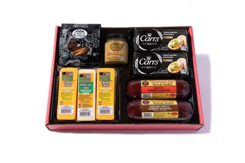 Vista 3 de Canasta gourmet de lujo para hombre, presenta salchichas Smoked Summer, quesos 100% Wisconsin, galletas, pretzels y mostaza, ideal para fiestas