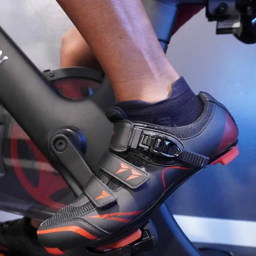 Vista 5 de KESCOO Zapatos de ciclismo para hombre y mujer, compatibles con zapatos de bicicleta Peloton y tacos Delta preinstalados, clip en bicicleta