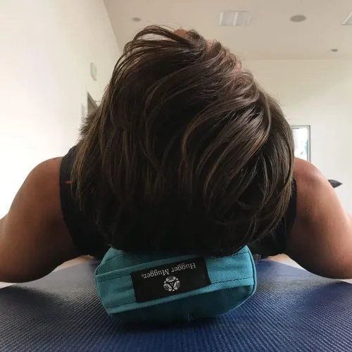 Vista 3 de Hugger Mugger Cojín de yoga Pranayama - Muy firme, usar debajo de la longitud de la columna para una respiración más profunda o debajo