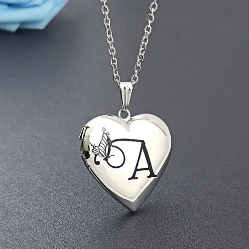 Vista 4 de MUERDOU Collar con medallón de mariposa que sostiene imágenes iniciales del alfabeto en forma de corazón con foto y recuerdo
