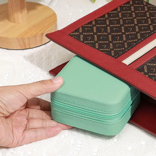 Vista 7 de GOTDYA Joyero de viaje pequeño, caja de joyería portátil de piel sintética para organizar y almacenar joyas, color verde oliva