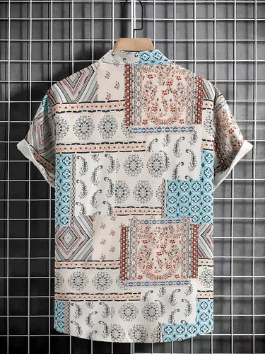 Vista 2 de OYOANGLE Camisa casual de manga corta con botones y estampado gráfico geográfico para hombre