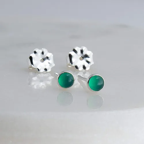 Vista 102 de Aretes pequeños de plata de ley para cartílago, tragus, hélix, múltiples piercings hipoalergénicos, piedra natal para mujer, juego de bisel