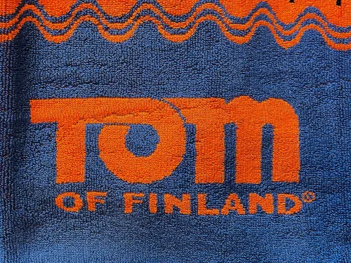Vista 4 de Tom of Finland Toalla de playa de lujo (Gay)
