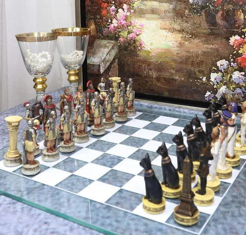 Vista 7 de Ebros Gift Juego de ajedrez con temática histórica, ejército de faraón ptolemaico egipcio contra Augusto César, Imperio Romano, Centuriones, piezas