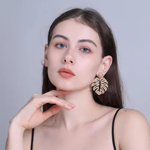 Vista 3 de RUOFFETA Aretes de hoja de palma de rafia, rafia envueltos en paja de Monstera, aretes colgantes de gota de verano tropical joyería de playa