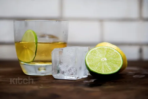 Vista 5 de Bandeja de hielo de silicona de cubo grande, paquete de 2 por Kitch, cubos de hielo gigantes de 2 pulgadas mantienen tu bebida fría durante horas