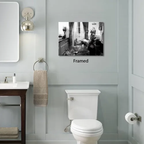 Vista 4 de Lona enmarcada de arte de pared divertido de baño - póster de "Dumb and Dumber" para decoración de pared - impresiones en lona en blanco y negro