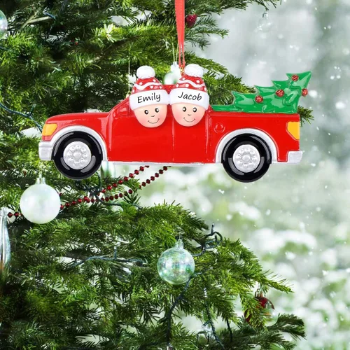 Vista 2 de Adorno de Navidad familiar personalizado 2024 Familia de 2 personas que llevan árbol de Navidad para el hogar, camión rojo, hecho a mano, regalo