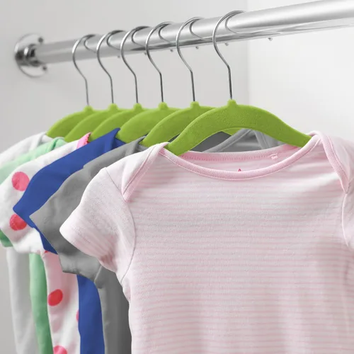 Vista 6 de Casafield 50 perchas de terciopelo para bebé, tamaño de 11 pulgadas, para ropa de bebés y niños pequeños, color verde lima
