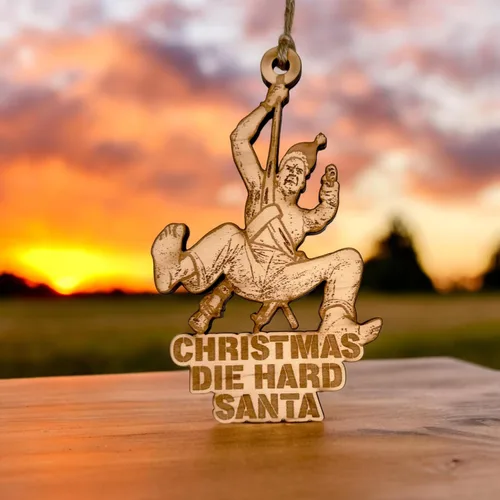 Vista 5 de Adorno - Papá Noel de Die Hard de Navidad - Madera en Bruto 10x8 cm