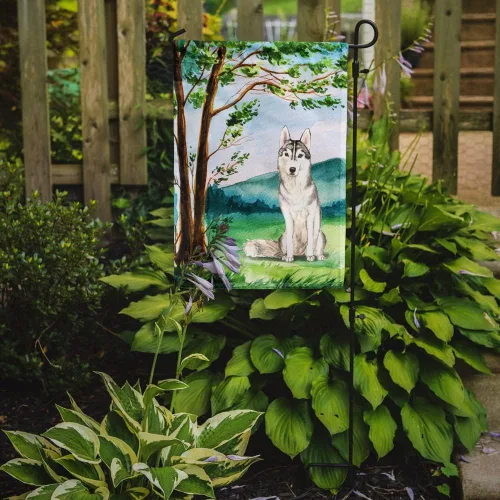 Vista 2 de Caroline's Treasures CK2555GF Bandera de jardín de Husky siberiano bajo el árbol, bandera decorativa para patio exterior, obras de arte de patio