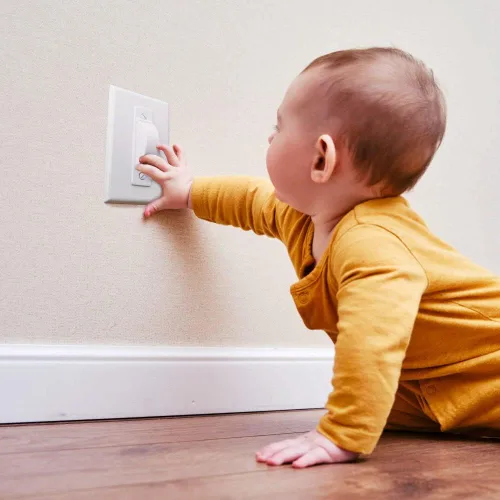 Vista 5 de ILIVABLE - Protector de interruptor de pared, a prueba de niños, protege tus luces o circuitos de ser encendidos o apagados accidentalmente por