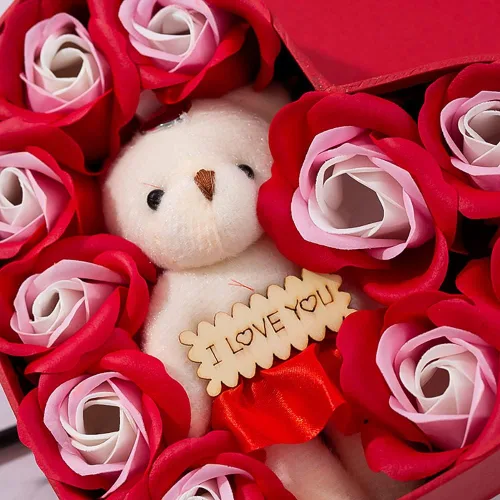 Vista 8 de Surakey Caja de regalo de rosas románticas con bonito oso de peluche y etiqueta I Love You en forma de corazón, pétalo de cuerpo de baño perfumado