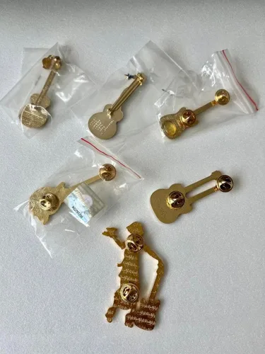 Vista 2 de Hard Rock CAFE Hard Rock Cafe Pin Badge Keychain Set