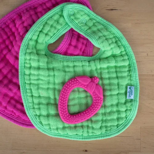 Vista 3 de green sprouts Baberos de muselina hechos de algodón orgánico (5 unidades) 4 capas absorbentes que protegen de resfriados, goteos y babas 100%