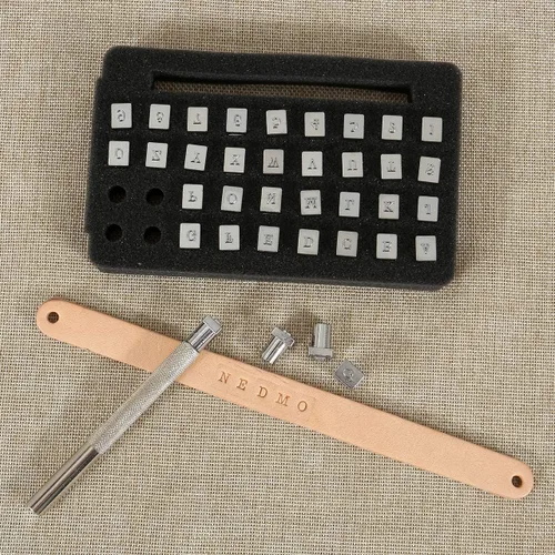 Vista 4 de Yoption Juego de 36 piezas de sellos metálicos de letras y números, 26 herramientas de perforación de cuero con letras y números, para cinturón