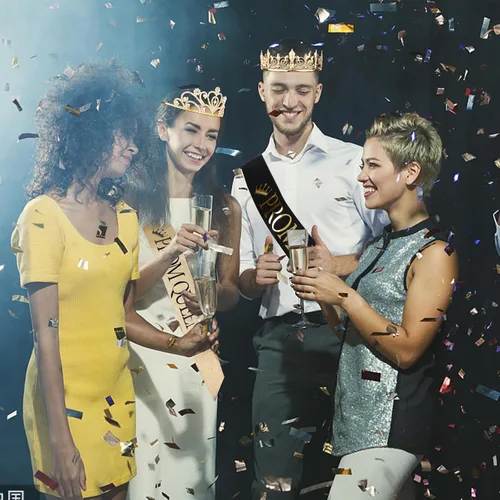 Vista 6 de Juego de 4 coronas de graduación King y Queen con fajas, coronas King para hombres, banda de satén brillante con diamantes de imitación, corona