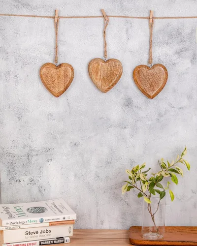 Vista 2 de Mie Creations Juego de 3 adornos de corazón de madera rústica, decoraciones para el día de San Valentín, regalos de amor para él, ella Corazones