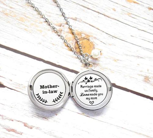 Vista 2 de Regalo de recuerdo para suegra, matrimonio nos hizo familia, pero el amor te hizo mi mamá, collar largo con medallón para madre del novio, regalo