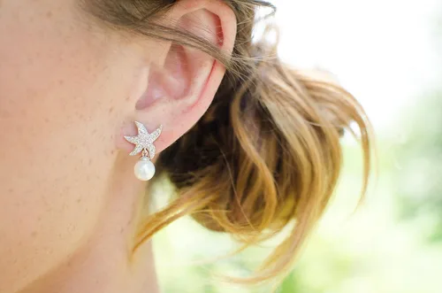 Vista 3 de Cleo Classic Designs - Juego de pendientes y collar con perlas de imitación de circonita cúbica chapada en oro blanco