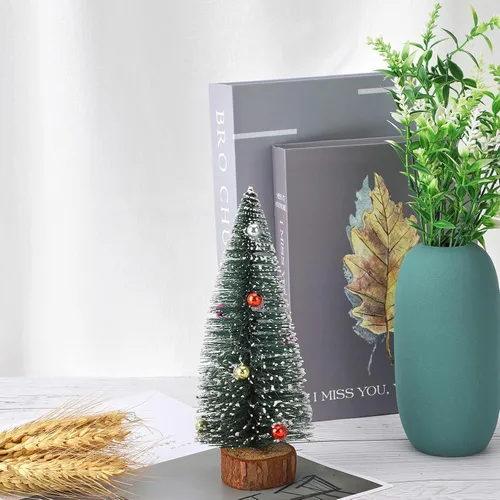 Vista 7 de 3 mini árboles de Navidad artificiales de sisal esmerilado de 5.9 pulgadas, árboles de cepillo para botellas con bases de madera y bolas de adornos