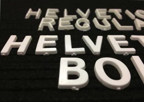 Vista 3 de Juego de letras de plástico Helvetica Bold White Tabbee de 3/4