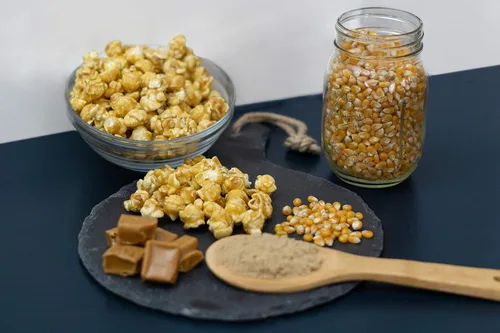 Vista 2 de Pop'N Popcorn Caramel Korn - Maíz pop con sabor dulce caramelizado de 128 onzas para aperitivos de juegos de béisbol, noche de cine o fiesta en casa