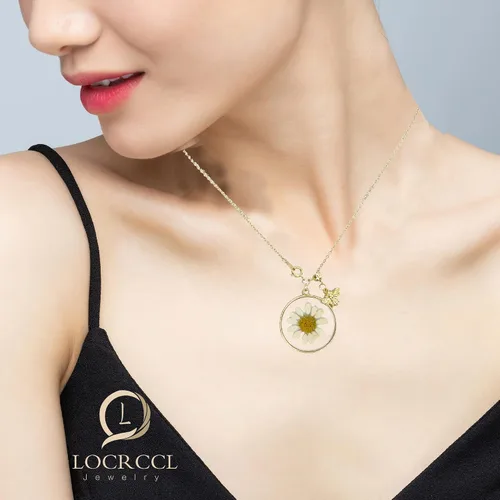 Vista 6 de Locrccl Collar de margarita grande con colgante de abeja de margarita doble apilada, diseño de margarita redonda, collar de margaritas irregulares