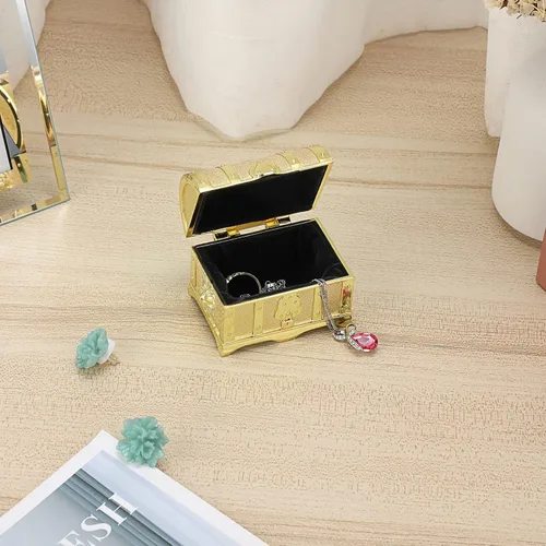 Vista 4 de Hipiwe Joyero de metal vintage con diseño de cofre del tesoro, aretes de anillo pequeño, collar de recuerdo para niñas, mujeres y mujeres, dorado