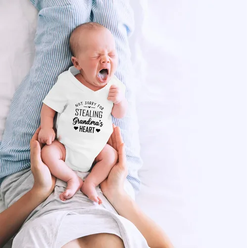 Vista 16 de CBTwear Not Sorry for Stealing Grandma's Heart – Ropa de bebé – Divertido body para recién nacido para niños y niñas