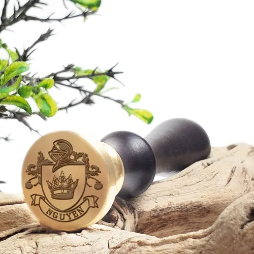 Vista 2 de Family Crest - Kit de sellos de cera personalizados con mango de madera y troquel de latón con cera de sellado
