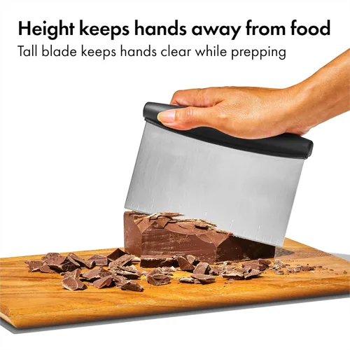 Vista 5 de OXO Good Grips Stainless Steel Multi-Purpose Scraper & Chopper, Dough Cutter for Pizza, Bread and Cookie Dough, Multi-Purpose Vegetable Chopper
