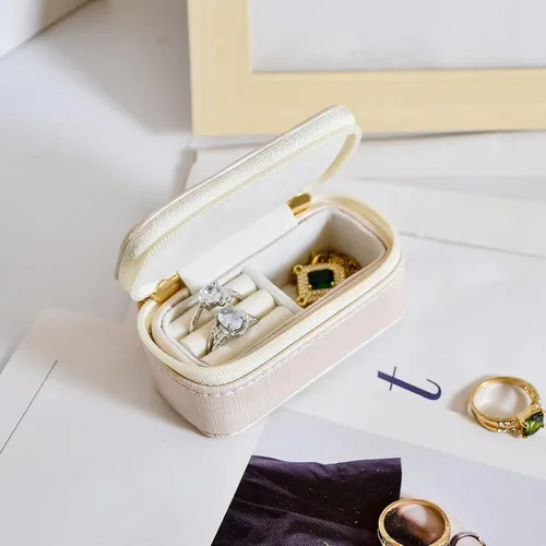 Vista 2 de SANQIANWAN Mini caja de lujo para anillos de viaje para mujer, estuche portátil de cuero para joyas, organizador para anillos, aretes, collares