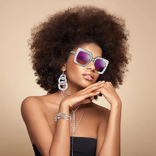 Vista 4 de Kigeli 5 piezas de accesorios de discoteca de los años 70, pulsera de espiral, aretes de disco con gafas de sol, gargantilla en capas, diadema