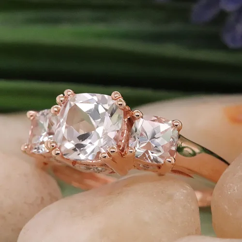 Vista 2 de Dazzlingrock Collection Anillo de boda de 3 piedras preciosas creadas en el centro de cojín de 0.04 quilates y diamante blanco natural redondo