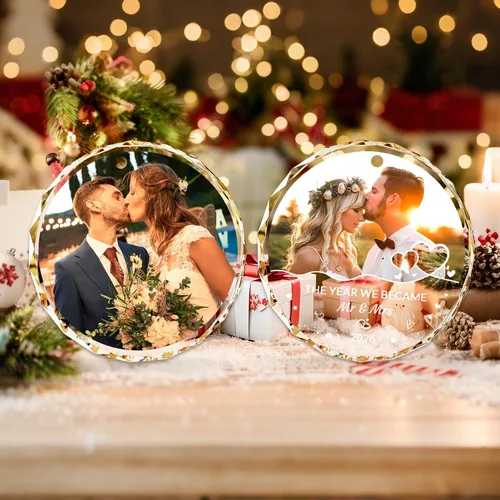 Vista 3 de Adornos personalizados de primera Navidad para casados 2025 con foto, adorno de boda redondo de vidrio personalizado Mr & Mrs Just Married regalos