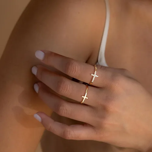 Vista 4 de Foxgirl Anillos de cruz de oro para mujeres y niñas, juego de anillos apilables chapados en oro de 14 quilates, anillos de dedo de cruz fina