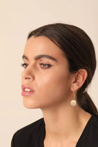 Vista 4 de Aretes colgantes largos de oro con forma de círculo de Simicircle para mujer, ligeros, moneda de disco circular, geométricos, planos, cepillados
