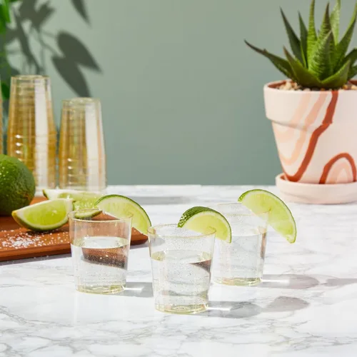 Vista 2 de Juvale Vasos de chupito – Plástico con purpurina dorada de 2 onzas, 100 unidades – Vasos de chupito de plástico desechables y vasos de disparo