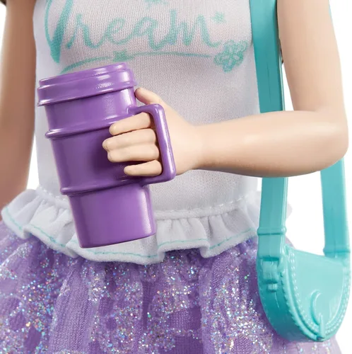 Vista 4 de Barbie Muñeca Princess Adventure Renee (morena de 12 pulgadas) en moda y accesorios, con teléfono inteligente, bolso, taza de viaje y tiara, regalo