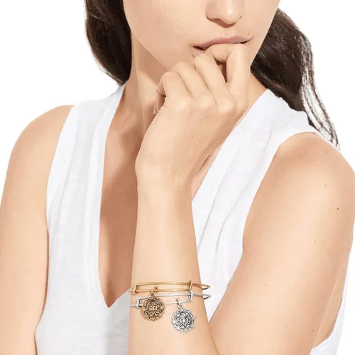 Vista 4 de Alex and Ani Path of Symbols - Brazalete expandible para mujer, diseño de pétalos de la paz de loto, acabado rafeeliano, de 2 a 3.5 pulgadas