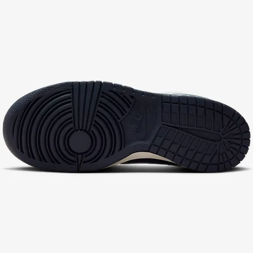 Vista 491 de Nike Kid's Dunk Low Sneaker